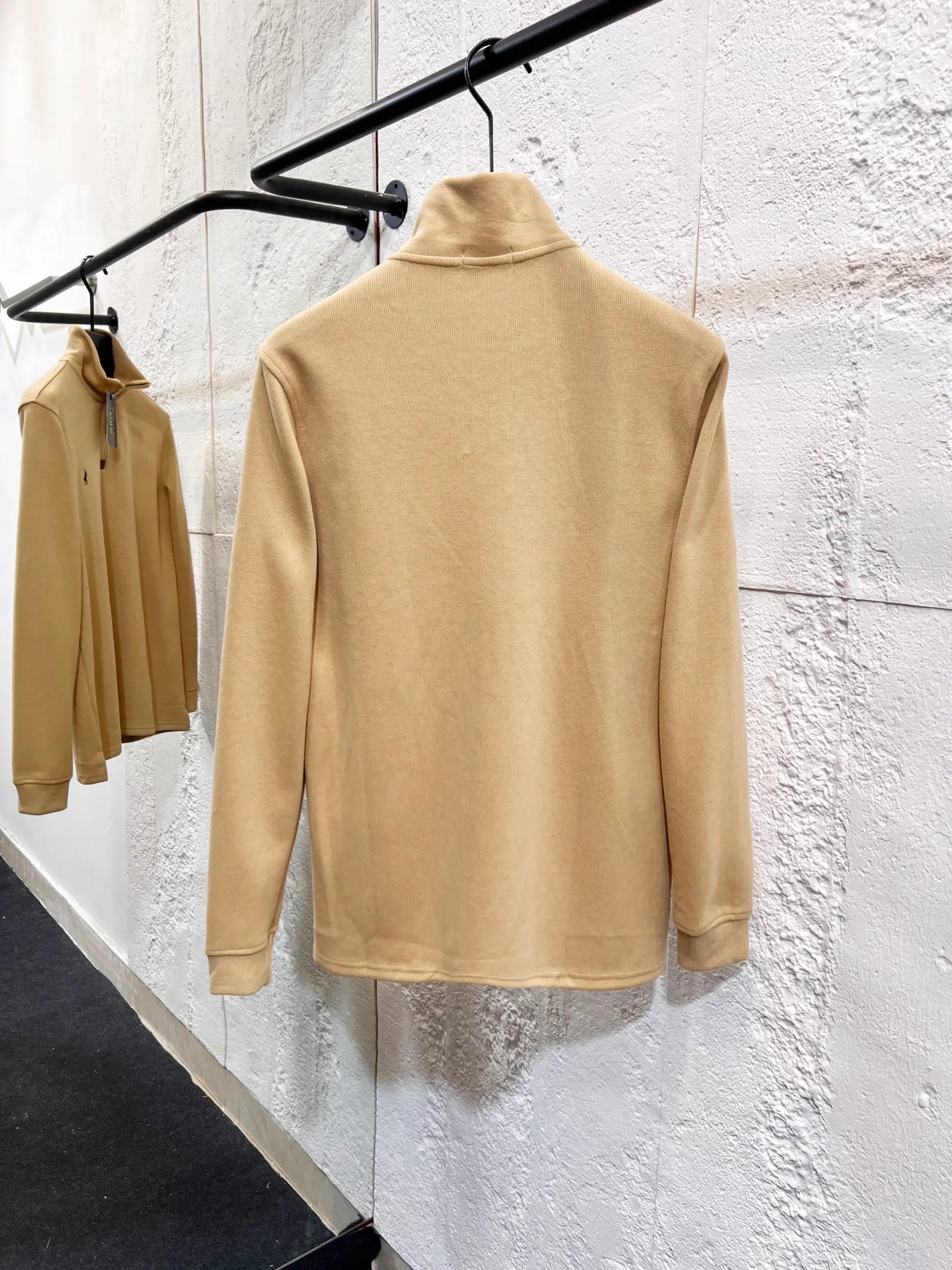 P196 Style number: T69 2235# Actual pictures! ! Ralph Lauren Minnie fabric long-sleeved half-zip sweatshirt. Color: black, oatmeal gray, camel, dark gray, light gray, navy blue, milk white. A total of 7 colors. Size: M-100-120 catties L-120-140 catties XL-140-160 catties 2XL-160-180 catties